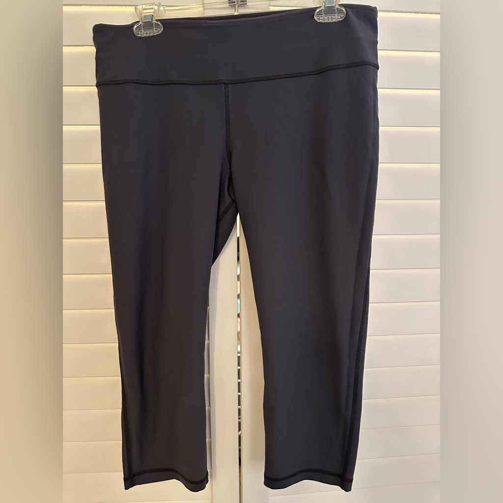 Lululemon Groove Crop Capri Leggings Reversible Color Charcoal/Gray Size 12